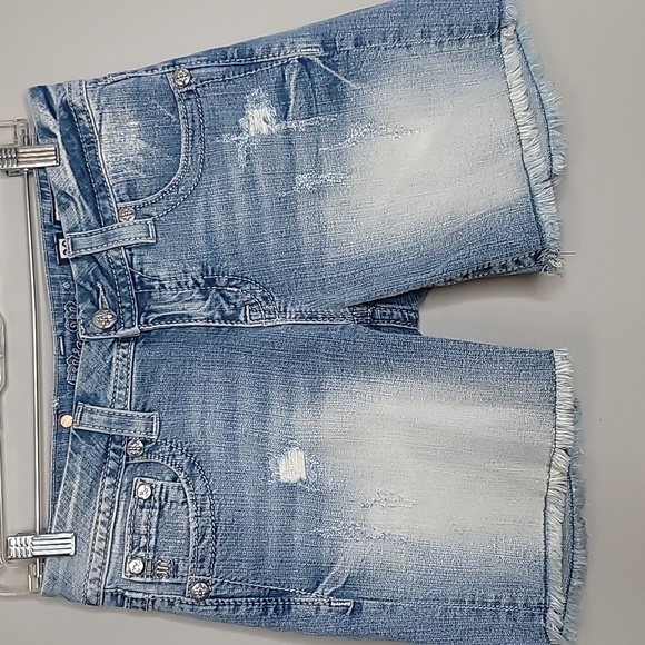 Miss Me mid jean shorts size 28 equivalent to a size 6 - Picture 2 of 10
